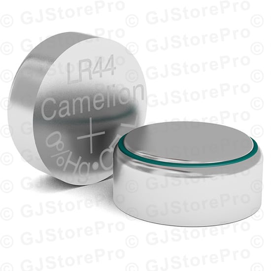 Pile bouton AG13 LR44 LR1154 357 Camelion en gros plan
